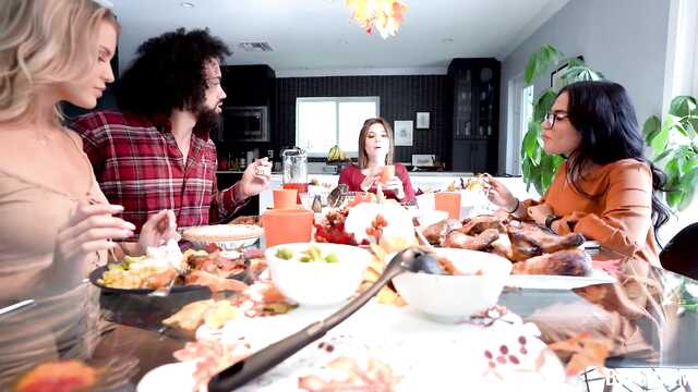 Кудрявый парень дрючит жопастую латинку и ее друга.