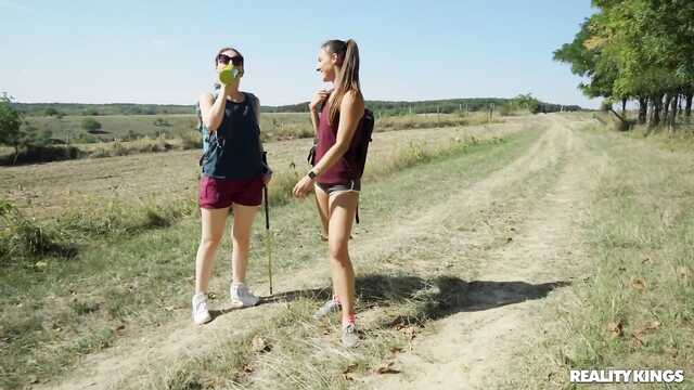 Schöne Lesben haben sex auf einer Waldlichtung am Zelt