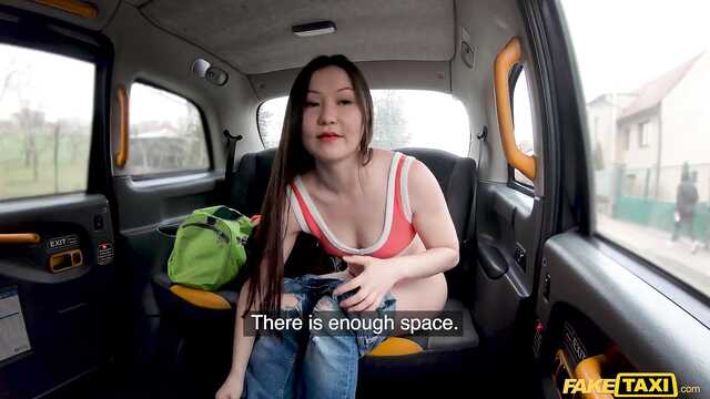 Азиатка с маленькими сиськами обманула водителя такси.