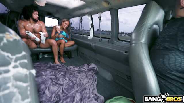 Busty Mulatte in Shorts wird von einem pick-up-Truck im Auto gefickt