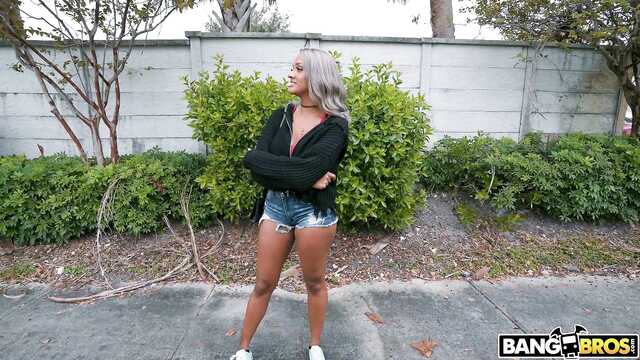 Busty Mulatte in Shorts wird von einem pick-up-Truck im Auto gefickt