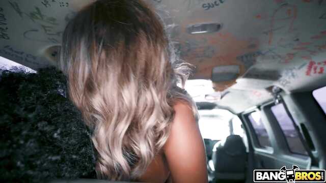 Busty Mulatte in Shorts wird von einem pick-up-Truck im Auto gefickt