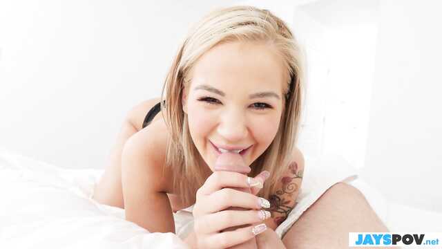 Creampie vaginale pour la jeune belle blonde