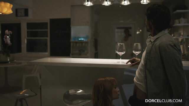 Страстный секс подруги жены и мужчины в темноте.