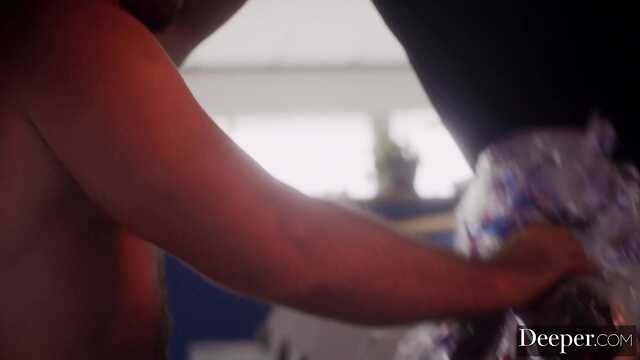 Футфетишист ударил ногами кудрявую мулатку и заставил ее рыдать.