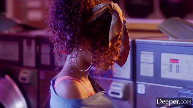 Футфетишист ударил ногами кудрявую мулатку и заставил ее рыдать.