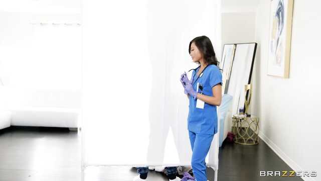 Медсестра азіатка прийшла на виклик до чоловіка і дала йому в анал