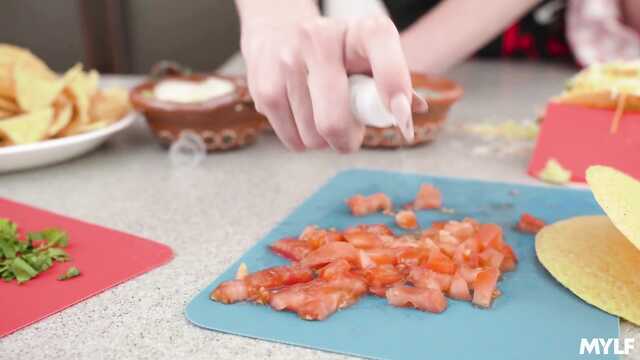 Bloger kulinarny pieprzy się ze swoim gościem specjalnym NA ŻYWO