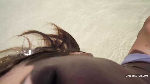 Czyściciel basenów uratował dziewczynę, a ona wraz z przyjaciółką podziękowali mu seksem