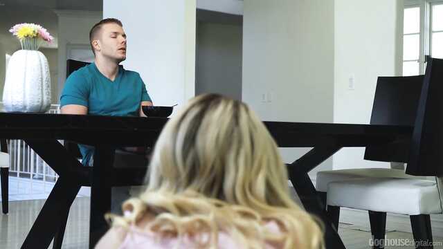 Chuda dziewczyna w stringach zobaczyła Walenie konia faceta i dała mu w kuchni