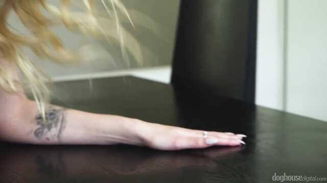 Chuda dziewczyna w stringach zobaczyła Walenie konia faceta i dała mu w kuchni