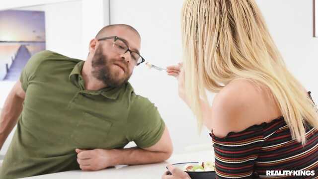 Mec a soufflé dans le cul de luxe de la jeune ébène et de sperme sur son ventre