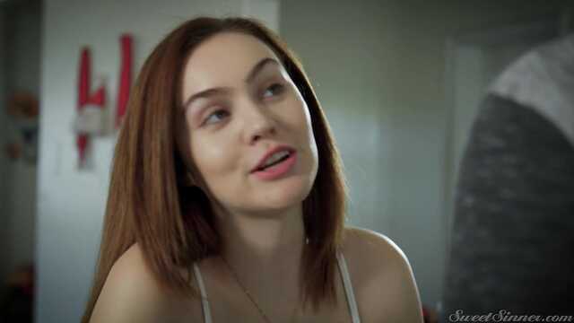 Słodka dziewczyna wystawiła łysą cipkę na świąteczny Seks