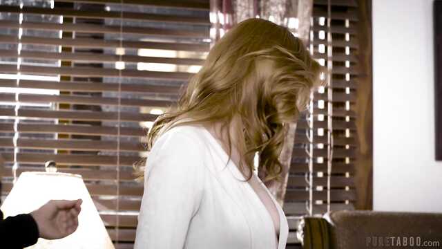 Pelirroja bestia con peludo pubis tiene sexo con un hombre