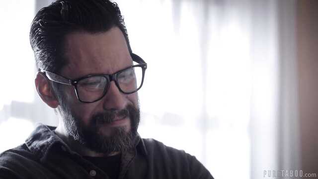 Pelirroja bestia con peludo pubis tiene sexo con un hombre