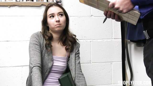 Крадется и ебется: худая воровка и охранник.