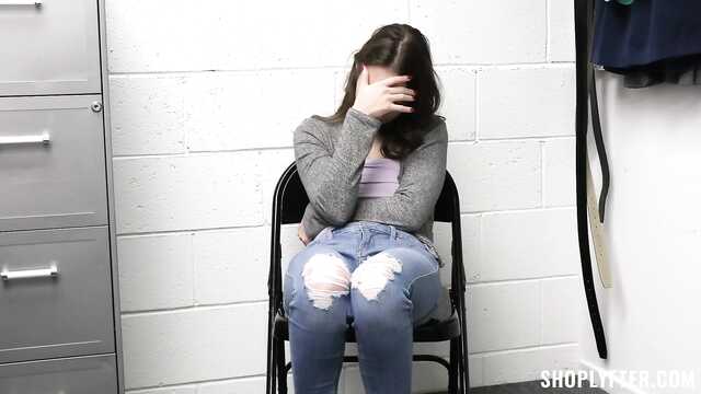 Крадется и ебется: худая воровка и охранник.