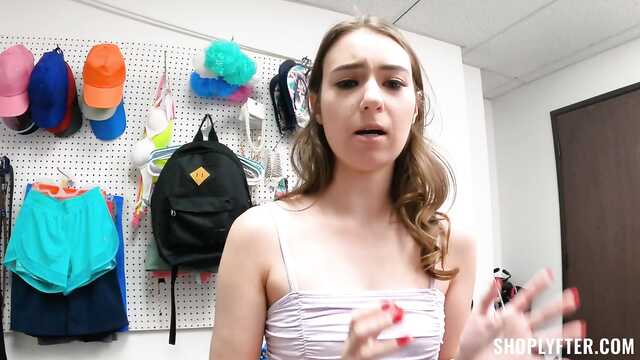 Крадется и ебется: худая воровка и охранник.