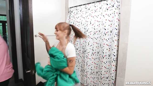 Симпатичная девушка встретилась с парой и развлеклась с ними.