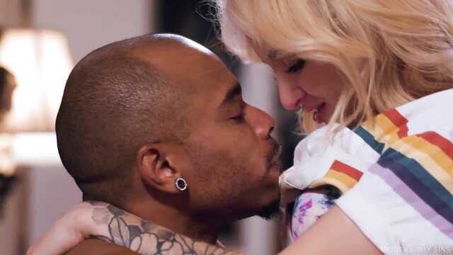 Ébano golpes frágil rubia con tatuajes, engañando a su propia esposa