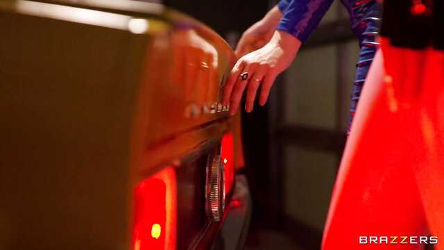 Les criminels glamour ont volé un homme, l'ont ligoté et l'ont baisé