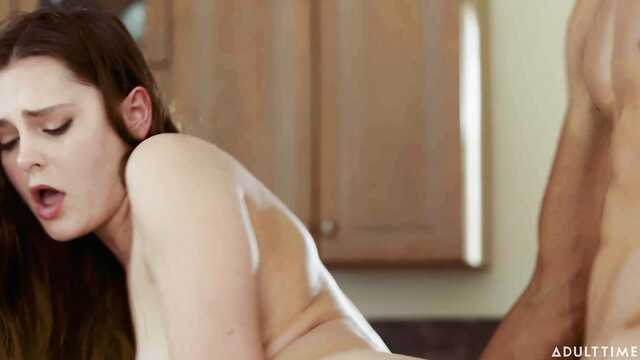 Laska wali konia ptaszka i uprawiała seks z czarnym sąsiadem