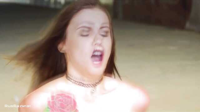 Молодой пикапер завораживает худую девушку на улице