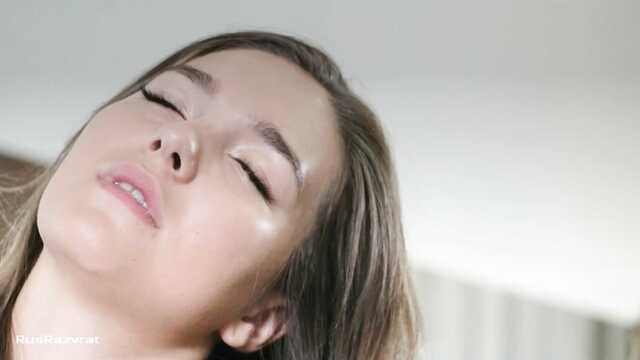 Жопастая дівка все мріяла стати балериною, але знову все звелося до мастурбації в танцювальному залі