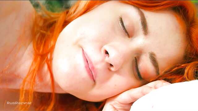 Delikatny Cooney facet podnieca swoją rudowłosą dziewczynę