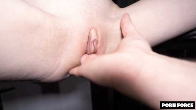 Treinador cums na boca de uma morena depois de um treino sexual