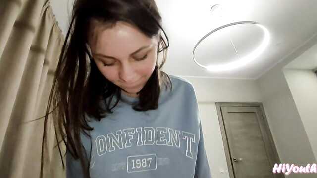 Przyszła, usiadła na kutasie i dała jasny orgazm chłopakowi