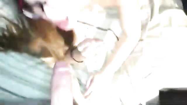 Девка после страстного секса: она сосёт.