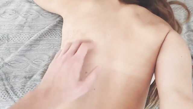 Facet z tyłu wsadził kutasa w ciasną cipkę dziewczyny