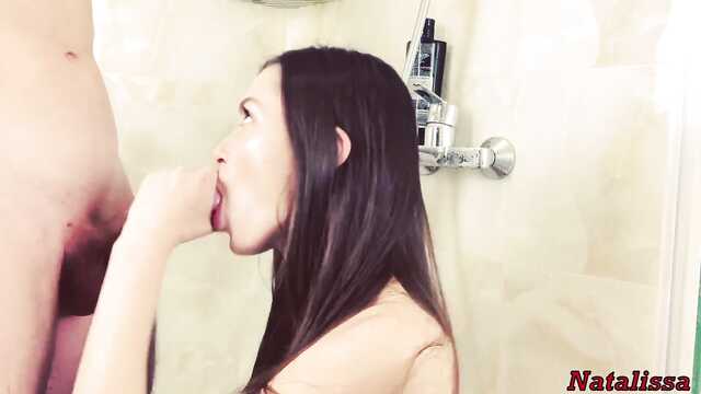 Брюнетка в душе ебется стоя.