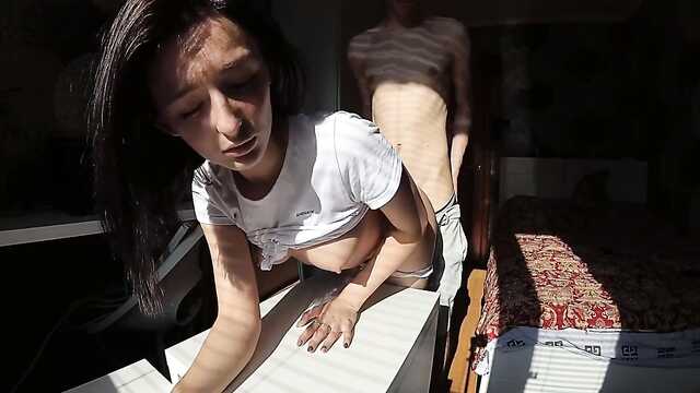 Брюнетка и бойфренд: секс на камеру.