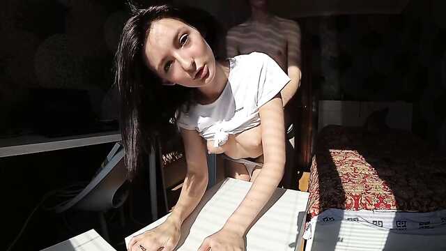 Брюнетка и бойфренд: секс на камеру.