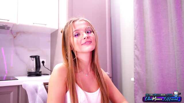 Студент оқудан шаршағандықтан аяғын жайып жіберді