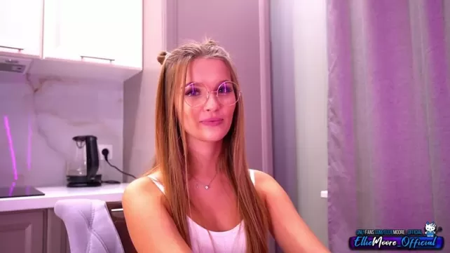 Аяқтарын жайып жатқан кисканың фотосы Аяқтарын жайып жатқан кисканың фотосы