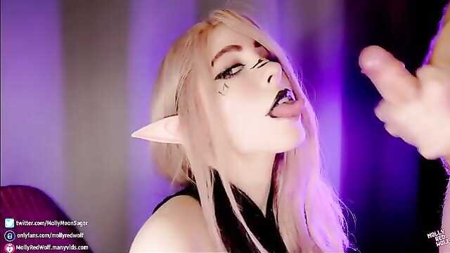 Młody człowiek przeleciał szczupłą cosplayerkę w ptaszka