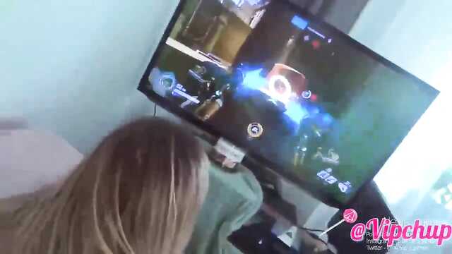 Блондинка: Расслабляющая игра с парнем.