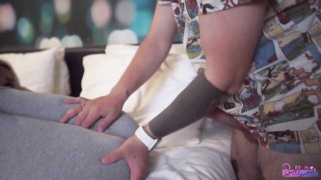 Wytatuowany blondynka pieprzy nowotworem w anal z chłopakiem