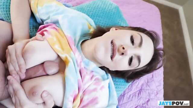 Junge Freundin ist bereit, Ihre Muschi zum Vergnügen zu ersetzen