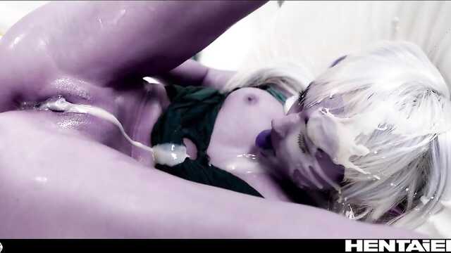 Blondynka doprowadza się do orgazmu masturbacją