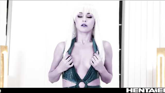 Blondynka doprowadza się do orgazmu masturbacją