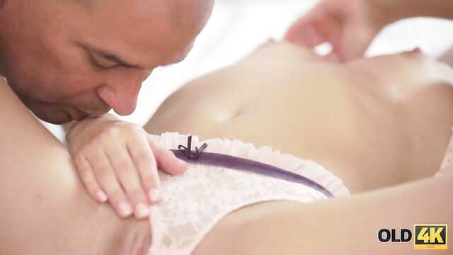 Łysy facet zdjął laskę i przeleciał ją w anal