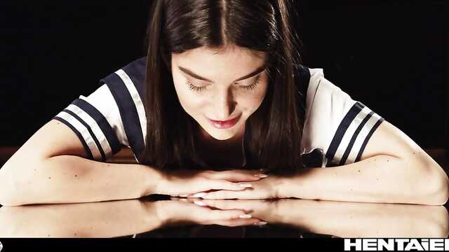 Dziewczyna delikatnie spuści siedząc na ogromnym dildo