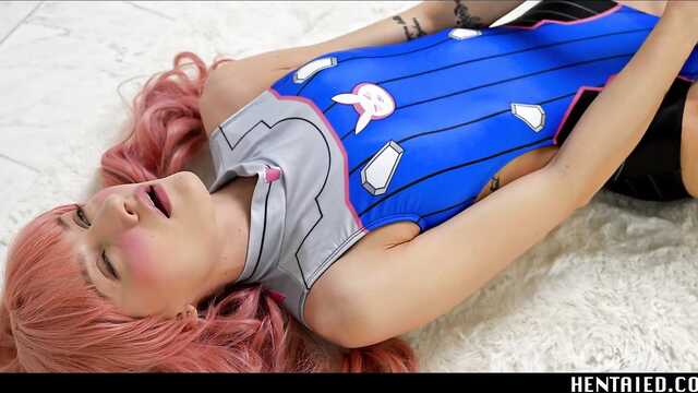 A girl with pink hair jerks off her pussy with a vibrator