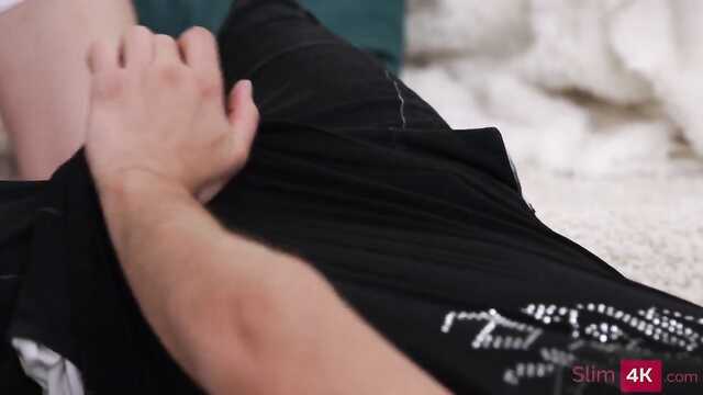 Брюнетка әкелді құрбым үшін устроить секс үшеуі