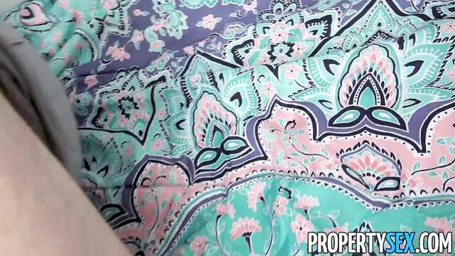 Dziewczyna nago spotkała kumpla w sypialni