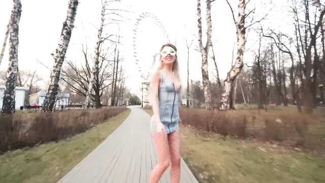 Активные любовники: развлечения на аттракционе.